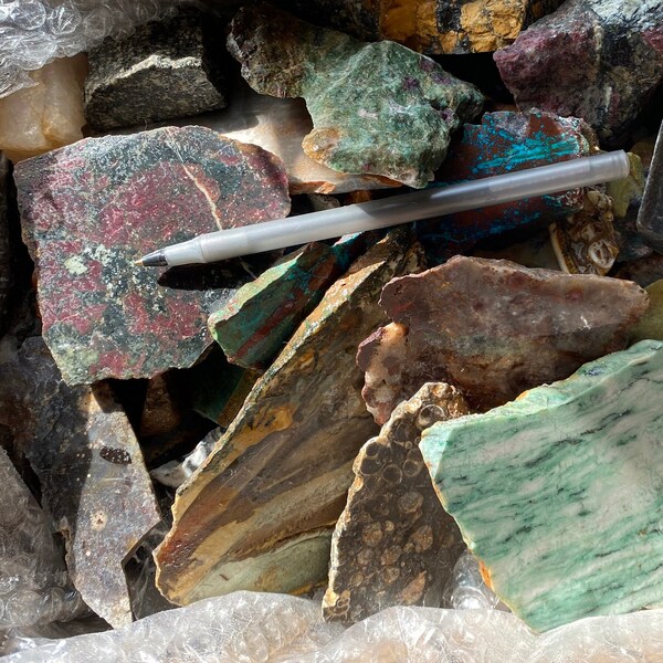 Floor sweeping SPECIAL!  End cuts, off cuts, small slabs MYSTERY BOX! Over 15 Lbs of rough material! Lapidary material