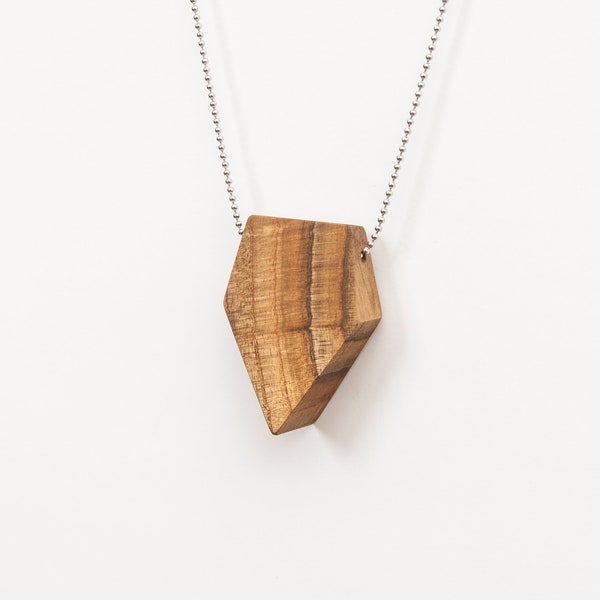 Schlichte Halskette mit einem geometrischen Anhänger aus Holz von Larsens. Holzanhänger. Holzkette. Unikat. Handmade. Nickelfrei.