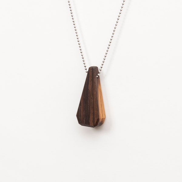 Schlichte Halskette mit einem geometrischen Anhänger aus Holz von Larsens. Holzanhänger. Holzkette. Unikat. Handmade. Nickelfrei.