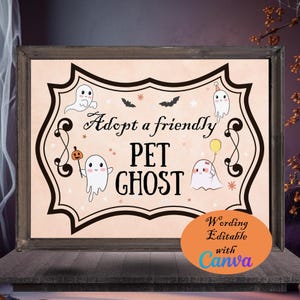 Könnte beinhalten: Ein gerahmtes Schild mit hellpfirsichfarbenem Hintergrund zeigt den Text "Adopt a friendly PET GHOST" in Schwarz. Das Schild ist mit Cartoon-Geistern, Fledermäusen und Sternen verziert. Ein orangefarbenes Oval unten zeigt "Wording Editable with Canva".