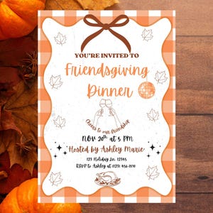 Può includere: Invito per la cena del Ringraziamento con un bordo a quadretti arancione e bianco. L'invito include il testo "You're Invited to Friendsgiving Dinner" e i dettagli dell'evento.
