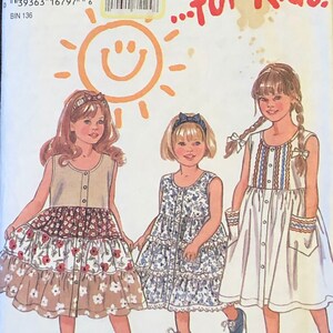 Neuer Look 6366 Kleinkinder&#39;/Mädchen Tiered Kleid 2, 3, 4, 5, 6, 7 UNCUT Muster