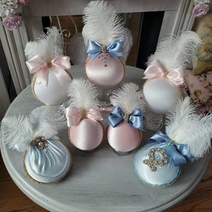 Fabuloso y elegante adorno para cualquier ocasión inspirado en el estilo rococó francés de María Antonieta, pluma de avestruz, regalo de cumpleaños para novias y San Valentín, hecho a pedido