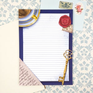 Peut inclure: Une feuille de papier à lettres à lignes bleues avec une bordure décorative. Le coin supérieur gauche présente une tasse à thé et une soucoupe vintage. Le coin supérieur droit a un sceau de cire rouge avec un motif de papillon. Le coin inférieur droit a une clé squelette dorée.