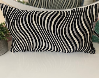 Coussin lombaire décoratif zébré dimension 24 x 14 | oreiller lombaire zèbre noir | oreiller lombaire en velours à imprimé animal | coussin zèbre noir et blanc