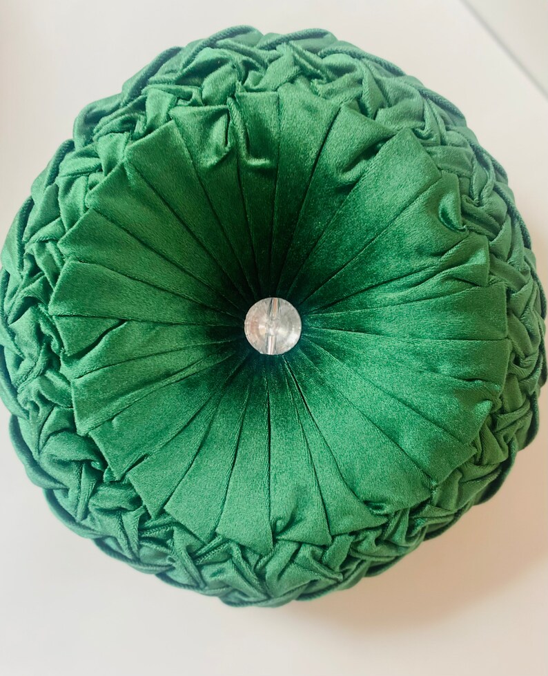 Luxury Emerald Green Round Velvet Pillow / Christmas Pillow / Round Pintuck Throw Pillow/elmard