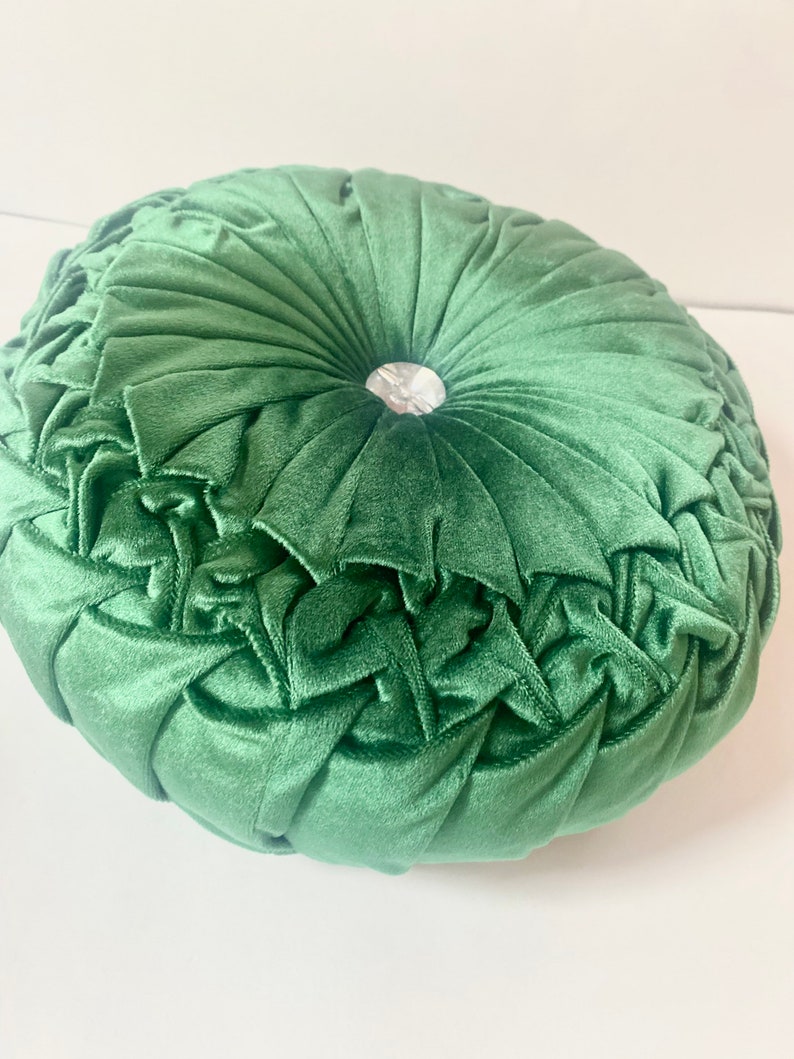 Luxury Emerald Green Round Velvet Pillow / Christmas Pillow / Round Pintuck Throw Pillow/elmard