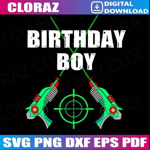 Könnte beinhalten: Ein grünes und rotes Laserpistolen-Design mit einem grünen Ziel und dem Text "Birthday Boy" in Weiß.
