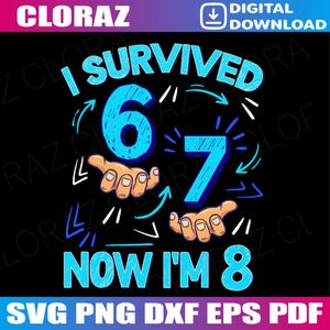 以下が含まれることがあります： 黒い背景に水色の文字で「I SURVIVED 67 NOW I'M 8」と書かれたデジタルグラフィックデザイン。数字の6と7の下に手のひらを上にした2つのイラストが描かれ、その周囲を矢印が囲んでいるデザイン。