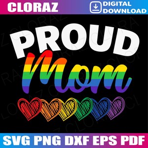 Può includere: Design digitale su sfondo nero con le parole "PROUD Mom" in bianco e colori arcobaleno. Sotto, cinque cuori color arcobaleno. Il design include il testo "SVG PNG DXF EPS PDF".