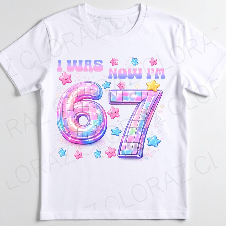 Pu&ograve; includere: T-shirt bianca con un design grafico colorato. Il design presenta il testo "I WAS NOW I'M" sopra il grande numero "67" in stile discoteca, circondato da stelle rosa, blu e gialle.
