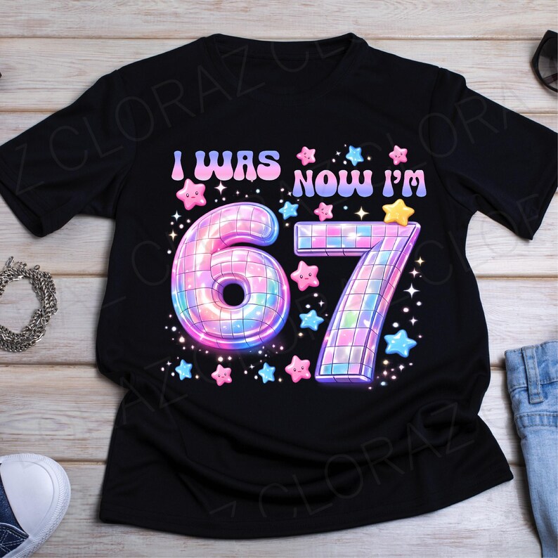 Pu&ograve; includere: T-shirt nero con la scritta "I WAS 6 NOW I'M 7" in lettere colorate. I numeri 6 e 7 sono disegnati con un effetto palla da discoteca, circondati da stelle rosa e blu. Una divertente maglietta di compleanno.