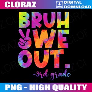Könnte beinhalten: Ein digitaler Download-Grafik mit dem Text "BRUH WE OUT" in Batikfarben, einem Peace-Zeichen und "-3rd grade" in Schreibschrift, alles auf schwarzem Hintergrund. Das obere Banner zeigt "CLORAZ" und "DIGITALER DOWNLOAD".