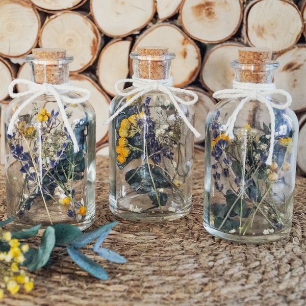 Dried flowers in a glass with cork glass bottle filled gift idea - DekoPanda