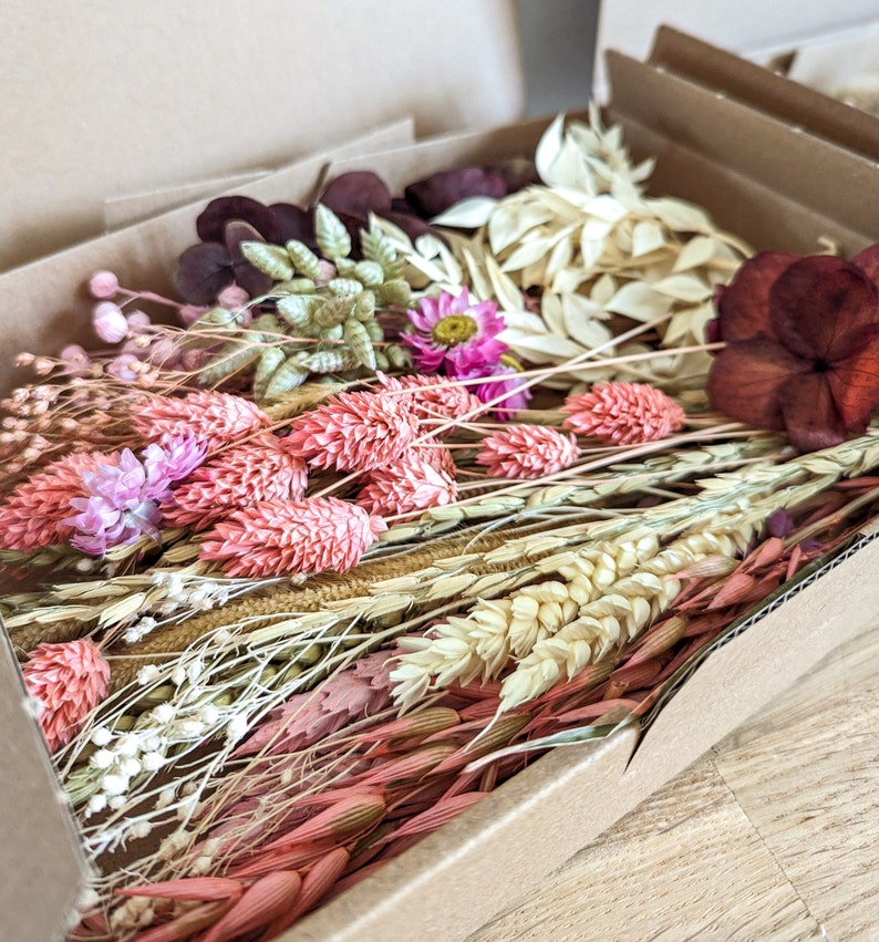 Trockenblumenbox mit Rosa und Naturfarben – Kreativset mit zufälliger Mischung an Trockenblumen für DIY-Kränze und Dekorationen. Perfekt zum Basteln oder als Geschenk.