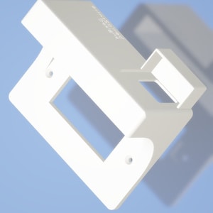 Puede incluir: Tapa de tomacorriente eléctrica de plástico blanco con dos agujeros para tornillos y una abertura rectangular para una toma de corriente. La tapa tiene el texto "CLASSIC SERIES" impreso en ella.