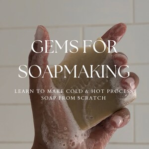 以下が含まれることがあります： 白い背景に、「Gems for Soapmaking」と「Learn to make cold & hot process soap from scratch」というテキストが書かれた石鹸を手に持っている。