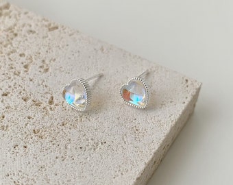 Dainty Rainbow Moonstone Earrings｜Love Heart Stud Earrings｜Tiny Cute Minimalist Crystal Earrings｜Silver Studs｜June Birthstone Earrings｜Gift