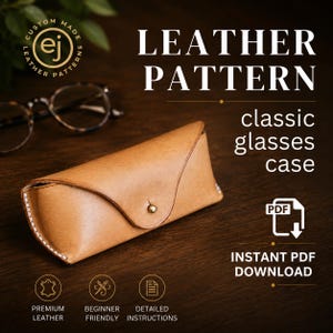 Op de afbeelding: Een beige lederen brillenkoker met een enkele koperen knoopsluiting en witte stiksels. De tekst op de afbeelding luidt: LEATHER PATTERN, classic glasses case, CUSTOM MADE LEATHER PATTERNS, PDF, INSTANT PDF DOWNLOAD, PREMIUM LEATHER, BEGINNER FRIENDLY, DETAILED INSTRUCTIONS.