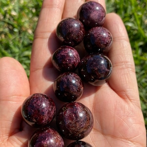 UNA Mini sfera di granato, sfera di granato di alta qualità, sfera di granato, sfera di cristallo di granato, sfera minerale di granato, pietra dell&#39;amore