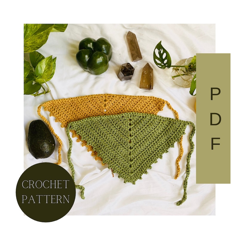 Puede incluir: Dos bufandas triangulares de crochet, una en amarillo mostaza y otra en verde, sobre un fondo blanco. El texto "CROCHET PATTERN" est&aacute; en la esquina inferior izquierda de la imagen. El texto "PDF" est&aacute; en la esquina superior derecha de la imagen.