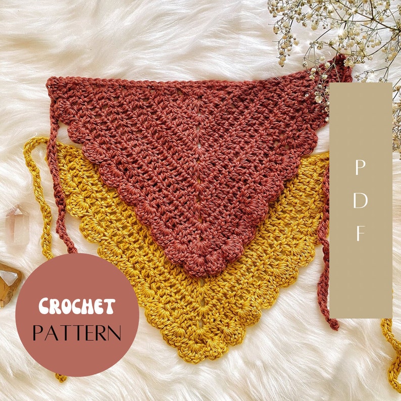 K&ouml;nnte beinhalten: H&auml;kelmuster f&uuml;r einen zweifarbigen dreieckigen Schal mit gewellten Kanten. Der Schal ist in den Farben Senfgelb und Terrakotta-Rot gehalten. Der Text "CROCHET PATTERN" ist auf dem Bild zu sehen.