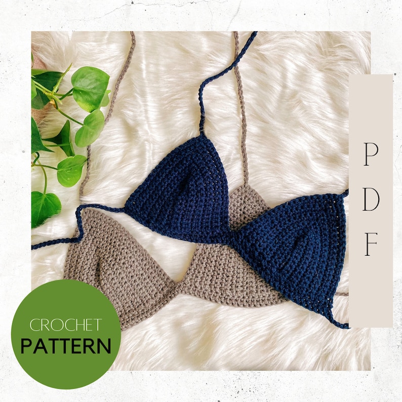 Pu&ograve; includere: Due top triangolari all'uncinetto, uno di colore blu scuro e uno di colore marrone chiaro, sono disposti su una superficie bianca e soffice. I top sono collegati da una corda. Il testo "CROCHET PATTERN" &egrave; scritto in verde su un cerchio.