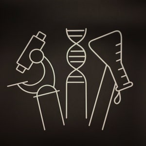 Op de afbeelding: Een zwart-witte lijntekening van een microscoop, een DNA-streng en een beker. De afbeelding is een weergave van wetenschap en onderzoek.