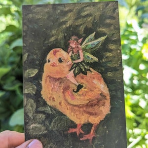 Carte de fée, Fae Chick Rider, impression d'art fantastique || Finition brillante, carte postale 4 x 6 || Carte Cottagecore, Fairycore, Art de la maison de ferme, Maman poulet