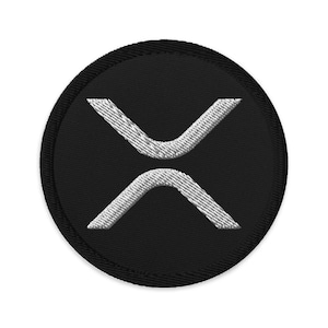 Könnte beinhalten: Ein gestickter Patch in Schwarz und Weiß mit dem XRP-Logo. Das Logo ist ein stilisiertes X mit einer geschwungenen Linie auf jeder Seite.