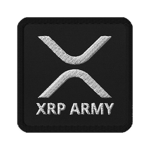 Könnte beinhalten: Schwarzer gestickter Patch mit einem weißen XRP-Logo und dem Text "XRP ARMY" in Weiß.
