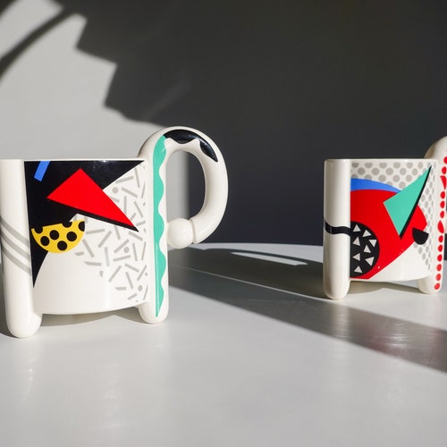 Ensemble de tasses 80's - Memphis Milano - Ensemble de tasses en porcelaine Fujimori « Carnival » - par Kato Kogei Fabriqué au Japon