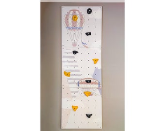 Muro de escalada infantil de madera con estampado de globos, fabricado en madera contrachapada de abedul.