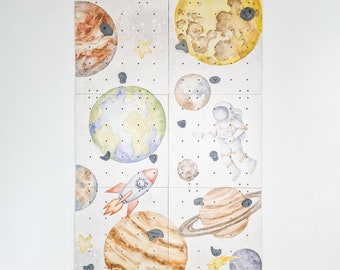 Muro de escalada interior Cosmos con rocas de colores personalizados hechas de madera contrachapada de abedul.