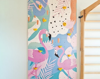 Muro de escalada infantil con estampado de flamencos, fabricado en madera contrachapada de abedul con rocas de colores.