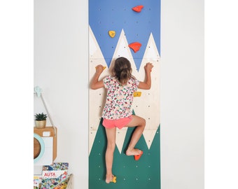 Muro de escalada infantil con diseño de montaña, madera pintada.