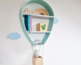Estantería con forma de globo aerostático, decoración infantil, detalles de nubes.