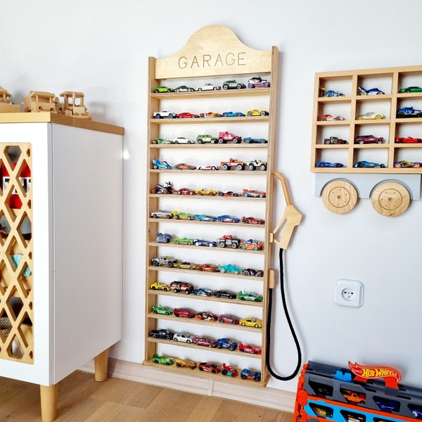 Bilhylla för 60 delar tillverkad av björkplywood med personalisering