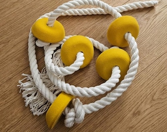Cuerda de escalada para niños con rocas para escalar.