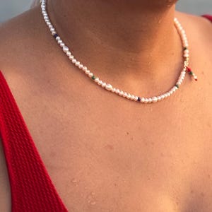 Pearl necklace with golden pieces
