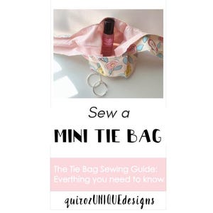 Pode incluir: Uma bolsa de gravata de tecido rosa com estampa floral e uma pequena garrafa dentro. A bolsa está aberta e a garrafa é visível. O texto "Sew a MINI TIE BAG" está na parte superior da imagem. O texto "The Tie Bag Sewing Guide: Everthing you need to know" está abaixo da bolsa. O texto "quirozUNIQUEdesigns" está na parte inferior da imagem.