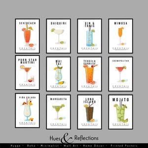 Puede incluir: Un conjunto de 12 pósters de cócteles coloridos con ilustraciones de diferentes bebidas y sus nombres. Los pósters están enmarcados en negro y tienen un fondo blanco.