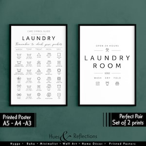 Può includere: Due poster stampabili in bianco e nero per una lavanderia. Il primo poster ha una guida ai simboli di cura del bucato con istruzioni per lavare, asciugare, stirare e trattare i vestiti. Il secondo poster dice "Lavanderia" con icone per lavare, asciugare e piegare i vestiti. I poster fanno parte di un set di due stampe.