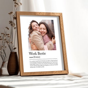 Può includere: Una definizione stampabile di "Work Bestie" con una foto di due donne che si abbracciano. La definizione recita: "Una collega diventata amica con cui si condivide un legame unico e un linguaggio segreto di sarcasmo, occhiate di disapprovazione e alzate di sopracciglia. Una persona a cui si invia un'e-mail anche se si trova a 3 metri di distanza e si sporge la testa per vedere la sua reazione. Qualcuno che rende le lunghe giornate di lavoro più sopportabili e che fornisce pettegolezzi sul posto di lavoro."