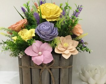 Flores artificiales, arreglo floral de madera sola.