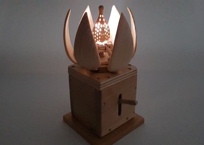 Wooden Blooming Flower Lamp