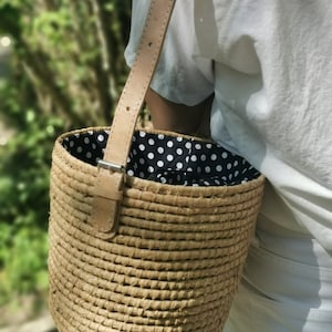 Woven straw bucket bag, natural raffia bag, straw summer bag, handmade chic handbag Jane Birkin style basket Raffia foncé pois