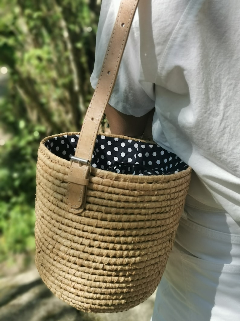 Woven straw bucket bag, natural raffia bag, straw summer bag, handmade chic handbag Jane Birkin style basket Raffia foncé pois