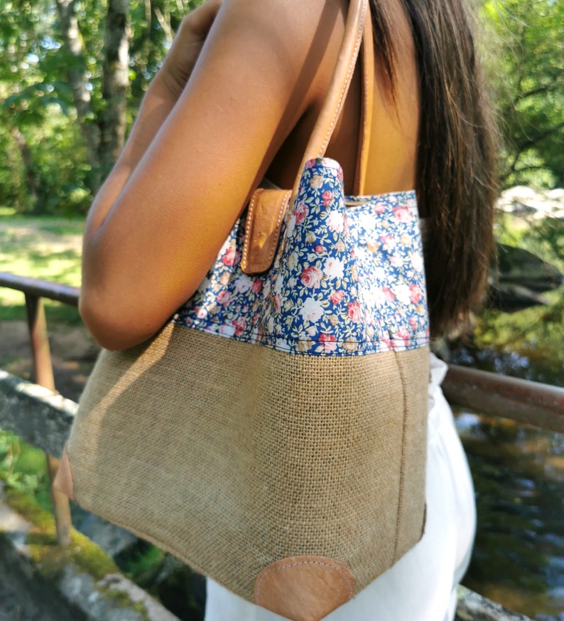 Women's handbag in natural jute wax fabrics, handmade handbag Tissu liberty bleu