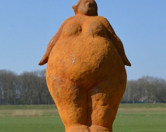 Gusseiserne Gartenstatue einer stehenden, voluminösen Dame